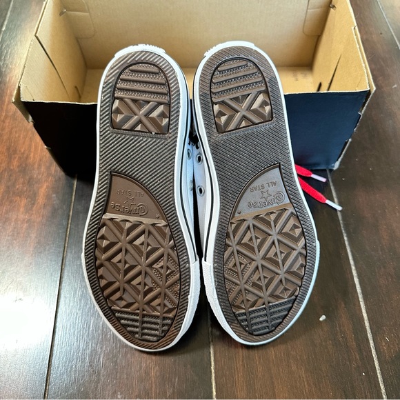 Children’s Looney Toons Valentine Converse Sneakers - Picture 5 of 5